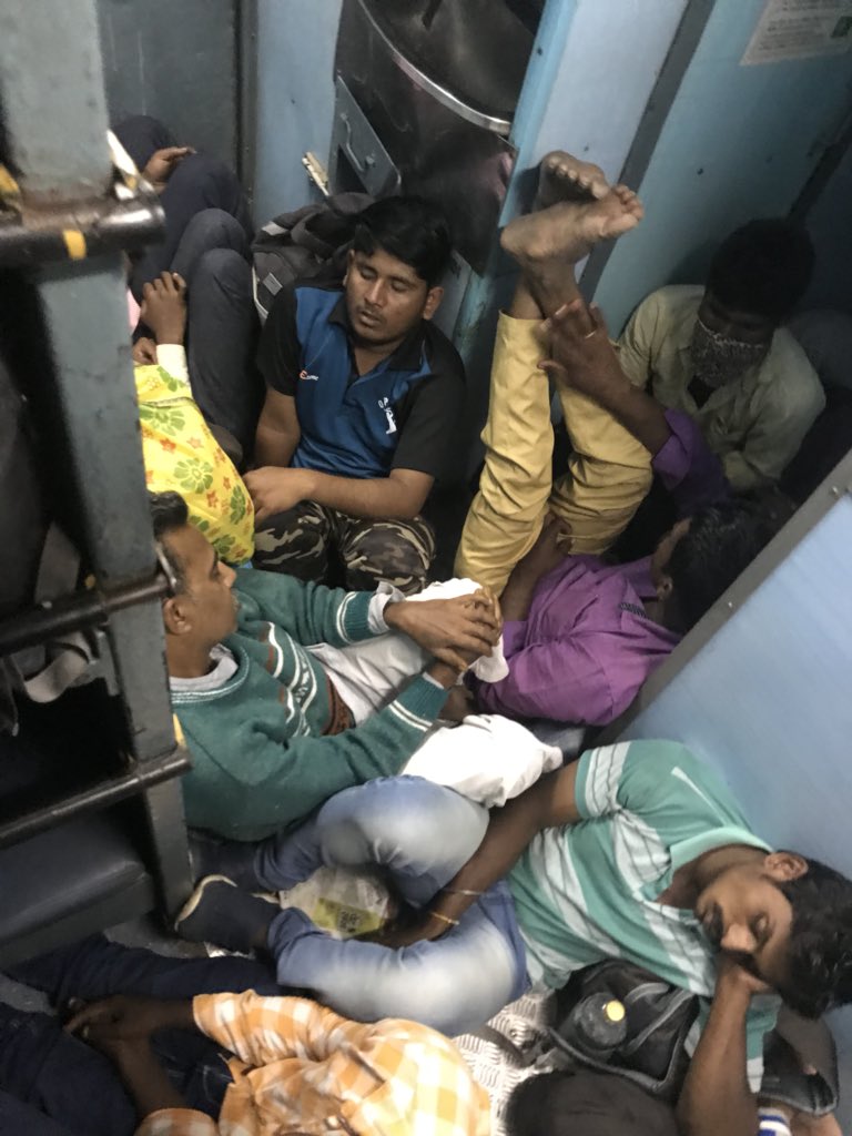 ट्रेन में जानलेवा भीड़: ट्रेन में अधिक यात्री होने से घुट गया दम, युवक की मौत