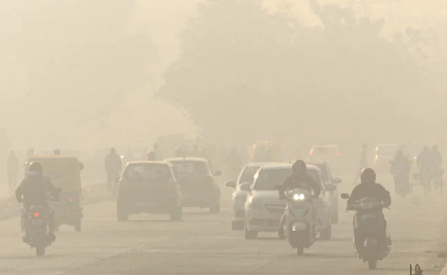 दिल्ली प्रदूषण: खतरनाक स्तर के प्रदूषण के बीच क्या बादल बरसेंगे? आईएमडी के अपडेट से जानें दिल्ली के मौसम का हाल।